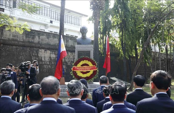 Tổng Bí thư, Chủ tịch nước Tô Lâm dâng hoa tại Tượng đài Chủ tịch Hồ Chí Minh ở Philippines Tổng Bí thư, Chủ tịch nước Tô Lâm dâng hoa tại Tượng đài Chủ tịch Hồ Chí Minh ở Philippines