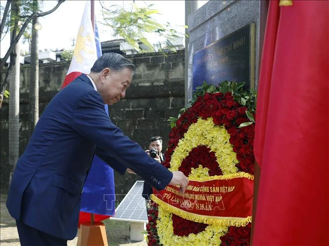 Tổng Bí thư, Chủ tịch nước Tô Lâm dâng hoa tại Tượng đài Chủ tịch Hồ Chí Minh ở Philippines Tổng Bí thư, Chủ tịch nước Tô Lâm dâng hoa tại Tượng đài Chủ tịch Hồ Chí Minh ở Philippines
