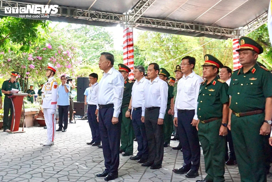 Tổng Bí thư, Chủ tịch nước Tô Lâm dâng hương Anh hùng liệt sĩ tại công viên Lê Thị Riêng Tổng Bí thư, Chủ tịch nước Tô Lâm dâng hương Anh hùng liệt sĩ tại công viên Lê Thị Riêng