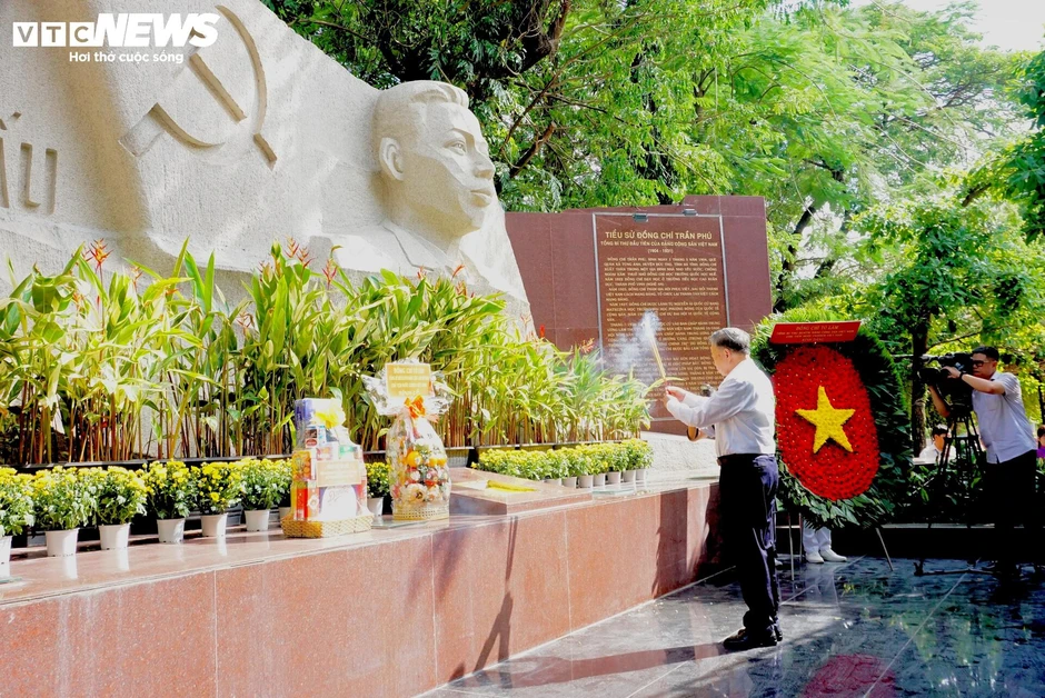 Tổng Bí thư, Chủ tịch nước Tô Lâm dâng hương Anh hùng liệt sĩ tại công viên Lê Thị Riêng Tổng Bí thư, Chủ tịch nước Tô Lâm dâng hương Anh hùng liệt sĩ tại công viên Lê Thị Riêng