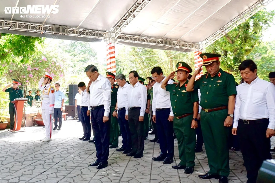 Tổng Bí thư, Chủ tịch nước Tô Lâm dâng hương Anh hùng liệt sĩ tại công viên Lê Thị Riêng Tổng Bí thư, Chủ tịch nước Tô Lâm dâng hương Anh hùng liệt sĩ tại công viên Lê Thị Riêng