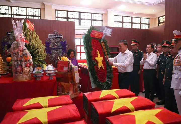 Tổng Bí thư, Chủ tịch nước Tô Lâm dâng hương Anh hùng liệt sĩ tại công viên Lê Thị Riêng Tổng Bí thư, Chủ tịch nước Tô Lâm dâng hương Anh hùng liệt sĩ tại công viên Lê Thị Riêng