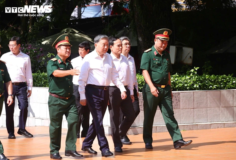 Tổng Bí thư, Chủ tịch nước Tô Lâm dâng hương Anh hùng liệt sĩ tại công viên Lê Thị Riêng Tổng Bí thư, Chủ tịch nước Tô Lâm dâng hương Anh hùng liệt sĩ tại công viên Lê Thị Riêng