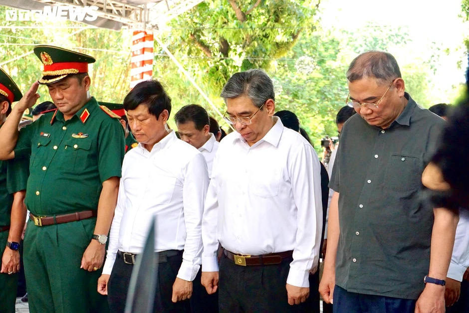 Tổng Bí thư, Chủ tịch nước Tô Lâm dâng hương Anh hùng liệt sĩ tại công viên Lê Thị Riêng Tổng Bí thư, Chủ tịch nước Tô Lâm dâng hương Anh hùng liệt sĩ tại công viên Lê Thị Riêng