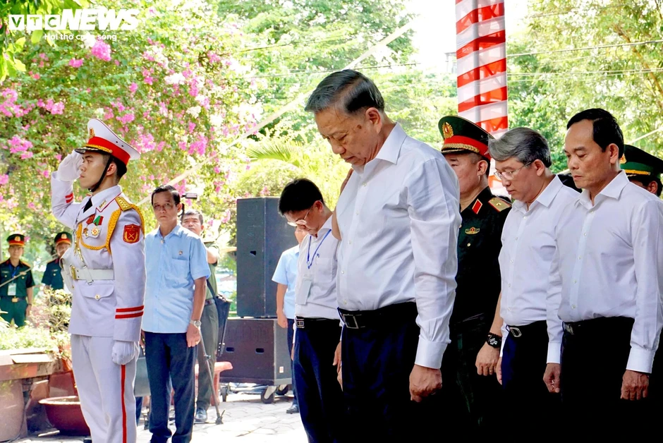 Tổng Bí thư, Chủ tịch nước Tô Lâm dâng hương Anh hùng liệt sĩ tại công viên Lê Thị Riêng Tổng Bí thư, Chủ tịch nước Tô Lâm dâng hương Anh hùng liệt sĩ tại công viên Lê Thị Riêng