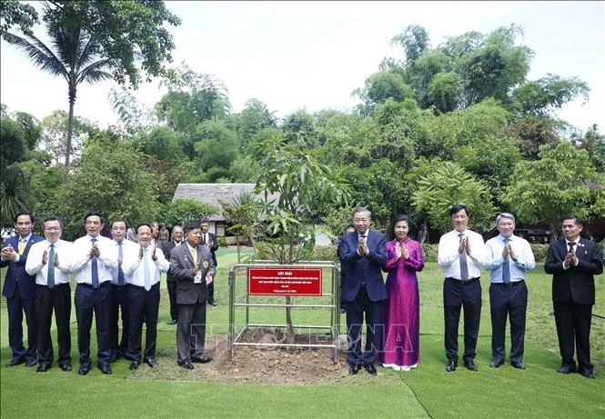 Tổng Bí thư, Chủ tịch nước Tô Lâm dâng hương tưởng niệm Chủ tịch Hồ Chí Minh tại Thái Lan Tổng Bí thư, Chủ tịch nước Tô Lâm dâng hương tưởng niệm Chủ tịch Hồ Chí Minh tại Thái Lan