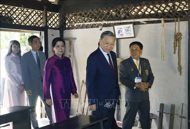 Tổng Bí thư, Chủ tịch nước Tô Lâm dâng hương tưởng niệm Chủ tịch Hồ Chí Minh tại Thái Lan Tổng Bí thư, Chủ tịch nước Tô Lâm dâng hương tưởng niệm Chủ tịch Hồ Chí Minh tại Thái Lan
