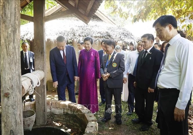 Tổng Bí thư, Chủ tịch nước Tô Lâm dâng hương tưởng niệm Chủ tịch Hồ Chí Minh tại Thái Lan Tổng Bí thư, Chủ tịch nước Tô Lâm dâng hương tưởng niệm Chủ tịch Hồ Chí Minh tại Thái Lan