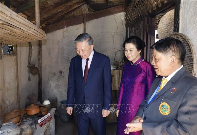 Tổng Bí thư, Chủ tịch nước Tô Lâm dâng hương tưởng niệm Chủ tịch Hồ Chí Minh tại Thái Lan Tổng Bí thư, Chủ tịch nước Tô Lâm dâng hương tưởng niệm Chủ tịch Hồ Chí Minh tại Thái Lan