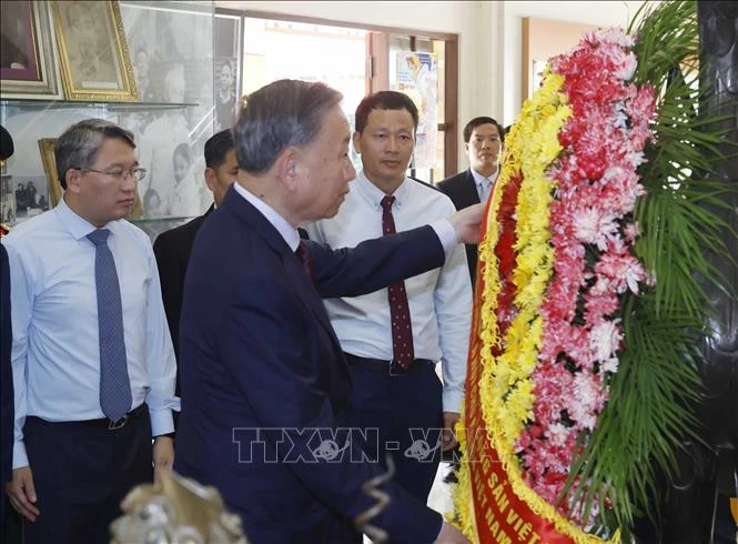 Tổng Bí thư, Chủ tịch nước Tô Lâm dâng hương tưởng niệm Chủ tịch Hồ Chí Minh tại Thái Lan Tổng Bí thư, Chủ tịch nước Tô Lâm dâng hương tưởng niệm Chủ tịch Hồ Chí Minh tại Thái Lan