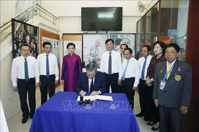 Tổng Bí thư, Chủ tịch nước Tô Lâm dâng hương tưởng niệm Chủ tịch Hồ Chí Minh tại Thái Lan Tổng Bí thư, Chủ tịch nước Tô Lâm dâng hương tưởng niệm Chủ tịch Hồ Chí Minh tại Thái Lan