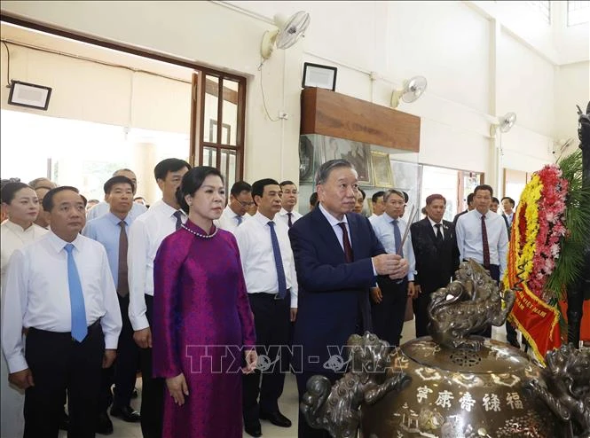 Tổng Bí thư, Chủ tịch nước Tô Lâm dâng hương tưởng niệm Chủ tịch Hồ Chí Minh tại Thái Lan Tổng Bí thư, Chủ tịch nước Tô Lâm dâng hương tưởng niệm Chủ tịch Hồ Chí Minh tại Thái Lan