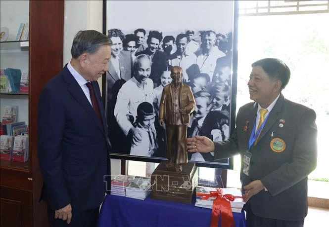 Tổng Bí thư, Chủ tịch nước Tô Lâm dâng hương tưởng niệm Chủ tịch Hồ Chí Minh tại Thái Lan Tổng Bí thư, Chủ tịch nước Tô Lâm dâng hương tưởng niệm Chủ tịch Hồ Chí Minh tại Thái Lan