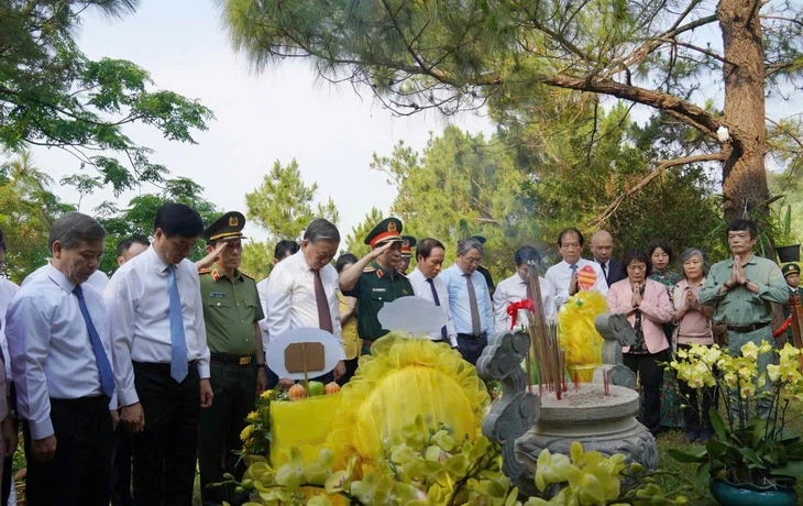 Tổng Bí thư, Chủ tịch nước Tô Lâm dâng hương tưởng niệm Đại tướng Võ Nguyên Giáp Tổng Bí thư, Chủ tịch nước Tô Lâm dâng hương tưởng niệm Đại tướng Võ Nguyên Giáp