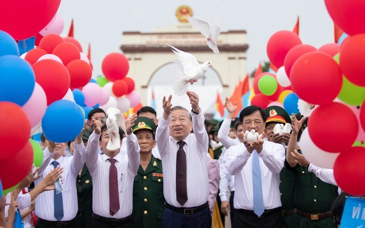 Tổng Bí thư, Chủ tịch nước Tô Lâm dâng hương tưởng niệm Đại tướng Võ Nguyên Giáp Tổng Bí thư, Chủ tịch nước Tô Lâm dâng hương tưởng niệm Đại tướng Võ Nguyên Giáp