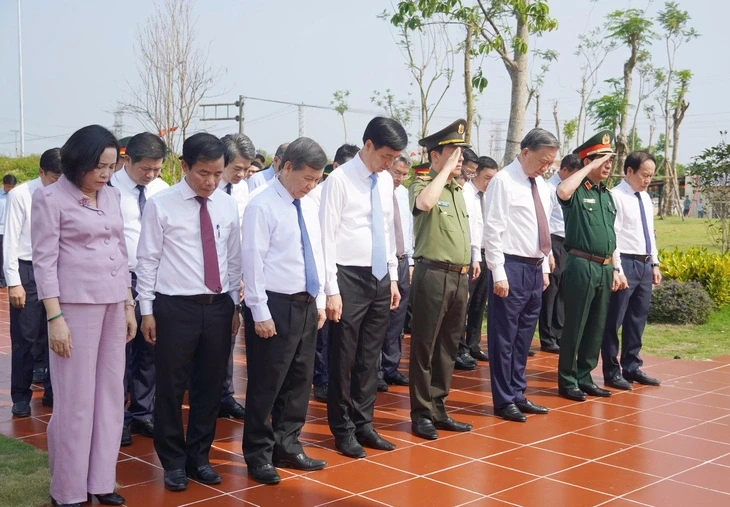 Tổng Bí thư, Chủ tịch nước Tô Lâm dâng hương tưởng niệm Đại tướng Võ Nguyên Giáp Tổng Bí thư, Chủ tịch nước Tô Lâm dâng hương tưởng niệm Đại tướng Võ Nguyên Giáp