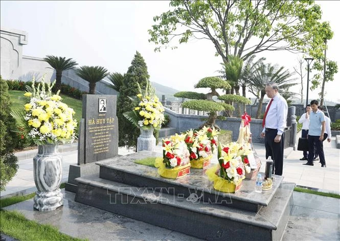 Tổng Bí thư, Chủ tịch nước Tô Lâm dâng hương tưởng niệm Tổng Bí thư Hà Huy Tập Tổng Bí thư, Chủ tịch nước Tô Lâm dâng hương tưởng niệm Tổng Bí thư Hà Huy Tập