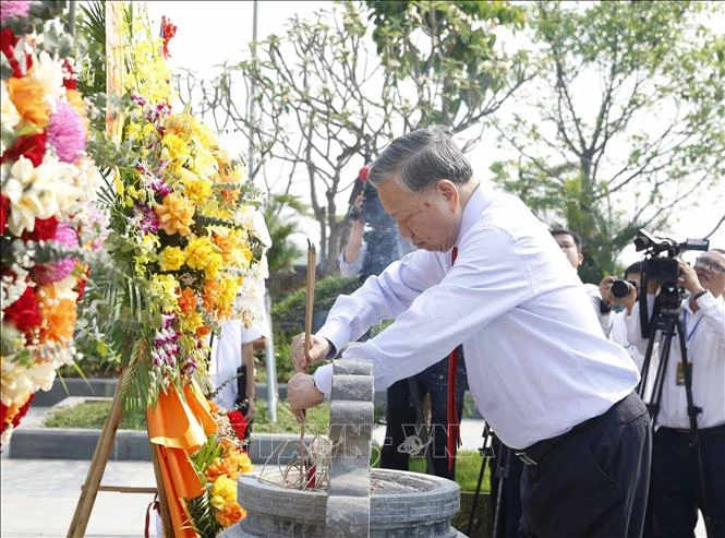 Tổng Bí thư, Chủ tịch nước Tô Lâm dâng hương tưởng niệm Tổng Bí thư Hà Huy Tập Tổng Bí thư, Chủ tịch nước Tô Lâm dâng hương tưởng niệm Tổng Bí thư Hà Huy Tập