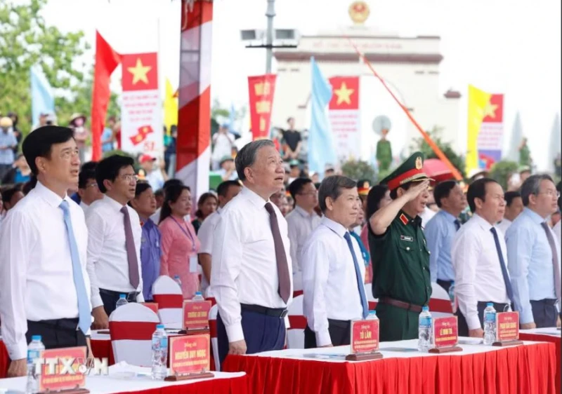 Tổng Bí thư, Chủ tịch nước Tô Lâm dự Lễ thượng cờ Thống nhất non sông tại Quảng Trị Tổng Bí thư, Chủ tịch nước Tô Lâm dự Lễ thượng cờ Thống nhất non sông tại Quảng Trị