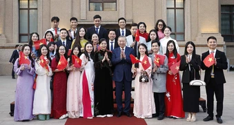 Tổng Bí thư, Chủ tịch nước Tô Lâm gặp gỡ cộng đồng người Việt Nam tại Trung Quốc