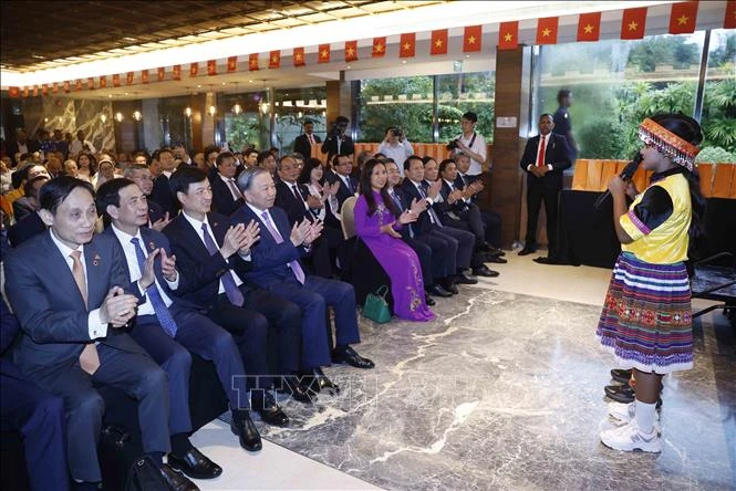 Tổng Bí thư, Chủ tịch nước Tô Lâm gặp mặt cộng đồng người Việt Nam, cán bộ và nhân viên Đại sứ quán Việt Nam tại Sri Lanka. Tổng Bí thư, Chủ tịch nước Tô Lâm gặp mặt cộng đồng người Việt Nam, cán bộ và nhân viên Đại sứ quán Việt Nam tại Sri Lanka.