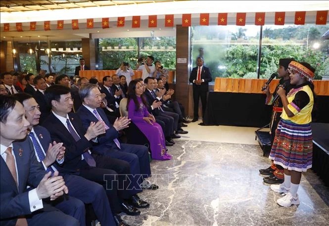 Tổng Bí thư, Chủ tịch nước Tô Lâm gặp mặt cộng đồng người Việt Nam, cán bộ và nhân viên Đại sứ quán Việt Nam tại Sri Lanka. Tổng Bí thư, Chủ tịch nước Tô Lâm gặp mặt cộng đồng người Việt Nam, cán bộ và nhân viên Đại sứ quán Việt Nam tại Sri Lanka.
