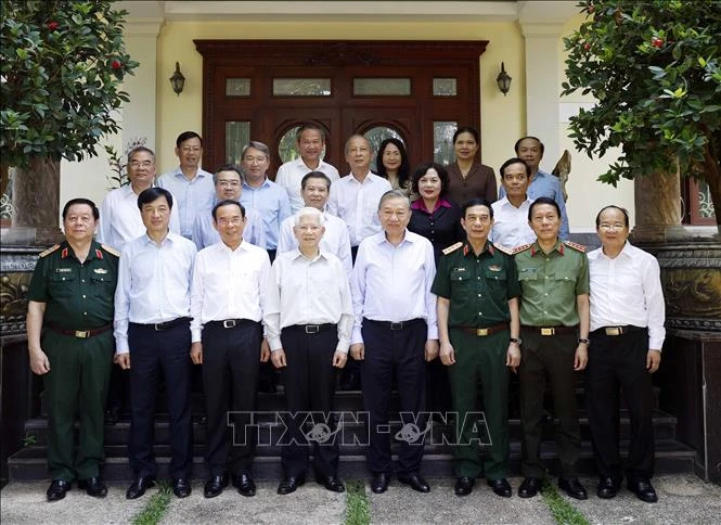 Tổng Bí thư, Chủ tịch nước Tô Lâm thăm các đồng chí nguyên lãnh đạo Đảng, Nhà nước và Mẹ Việt Nam Anh hùng Tổng Bí thư, Chủ tịch nước Tô Lâm thăm các đồng chí nguyên lãnh đạo Đảng, Nhà nước và Mẹ Việt Nam Anh hùng