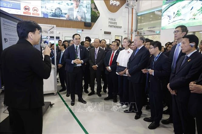 Tổng Bí thư, Chủ tịch nước Tô Lâm thăm Nhà máy mẫu cho công nghệ sản xuất tiên tiến. Tổng Bí thư, Chủ tịch nước Tô Lâm thăm Nhà máy mẫu cho công nghệ sản xuất tiên tiến.