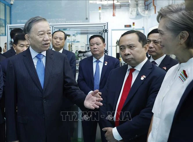 Tổng Bí thư, Chủ tịch nước Tô Lâm thăm Nhà máy mẫu cho công nghệ sản xuất tiên tiến. Tổng Bí thư, Chủ tịch nước Tô Lâm thăm Nhà máy mẫu cho công nghệ sản xuất tiên tiến.