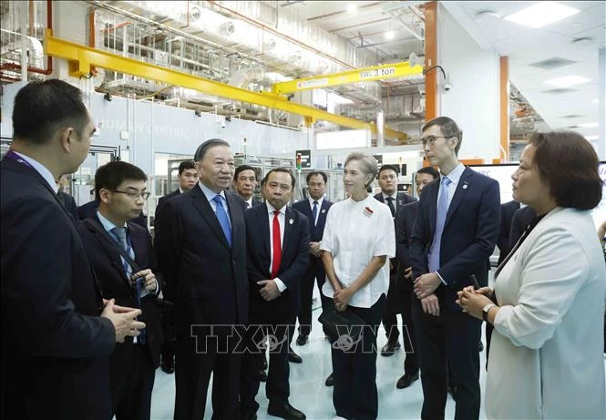 Tổng Bí thư, Chủ tịch nước Tô Lâm thăm Nhà máy mẫu cho công nghệ sản xuất tiên tiến. Tổng Bí thư, Chủ tịch nước Tô Lâm thăm Nhà máy mẫu cho công nghệ sản xuất tiên tiến.