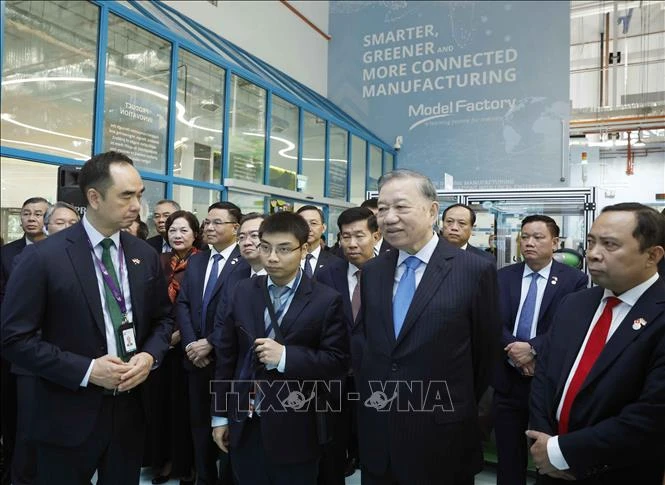Tổng Bí thư, Chủ tịch nước Tô Lâm thăm Nhà máy mẫu cho công nghệ sản xuất tiên tiến. Tổng Bí thư, Chủ tịch nước Tô Lâm thăm Nhà máy mẫu cho công nghệ sản xuất tiên tiến.