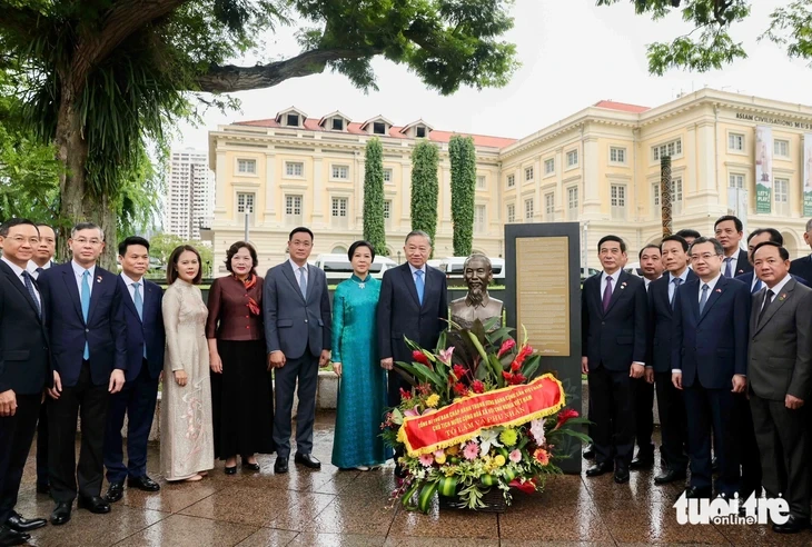 Tổng Bí thư, Chủ tịch nước Tô Lâm thăm nhà máy và trung tâm thử nghiệm tàu điện ngầm Singapore Tổng Bí thư, Chủ tịch nước Tô Lâm thăm nhà máy và trung tâm thử nghiệm tàu điện ngầm Singapore