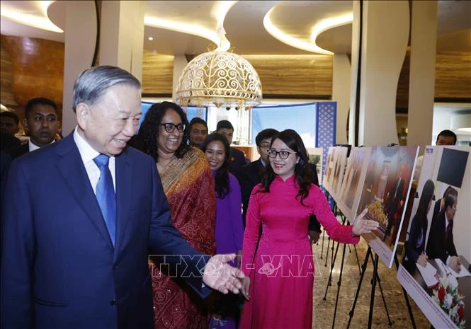 Tổng Bí thư, Chủ tịch nước Tô Lâm tham quan trưng bày ảnh về quan hệ Việt Nam - Sri Lanka Tổng Bí thư, Chủ tịch nước Tô Lâm tham quan trưng bày ảnh về quan hệ Việt Nam - Sri Lanka