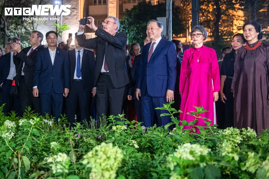 Tổng Bí thư, Chủ tịch nước Tô Lâm, Tổng thống Thụy Sĩ dạo phố đi bộ hồ Hoàn Kiếm Tổng Bí thư, Chủ tịch nước Tô Lâm, Tổng thống Thụy Sĩ dạo phố đi bộ hồ Hoàn Kiếm