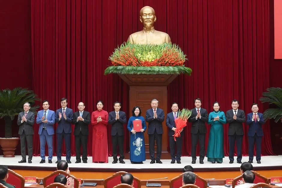 Tổng Bí thư, Chủ tịch nước Tô Lâm trao các quyết định về công tác cán bộ Tổng Bí thư, Chủ tịch nước Tô Lâm trao các quyết định về công tác cán bộ