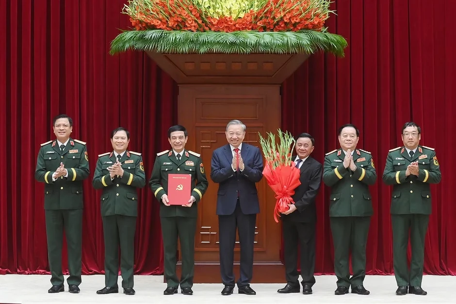 Tổng Bí thư, Chủ tịch nước Tô Lâm trao các quyết định về công tác cán bộ Tổng Bí thư, Chủ tịch nước Tô Lâm trao các quyết định về công tác cán bộ