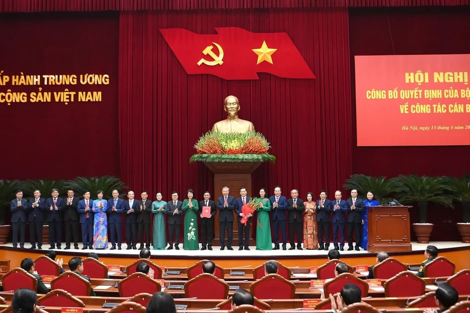Tổng Bí thư, Chủ tịch nước Tô Lâm trao các quyết định về công tác cán bộ Tổng Bí thư, Chủ tịch nước Tô Lâm trao các quyết định về công tác cán bộ