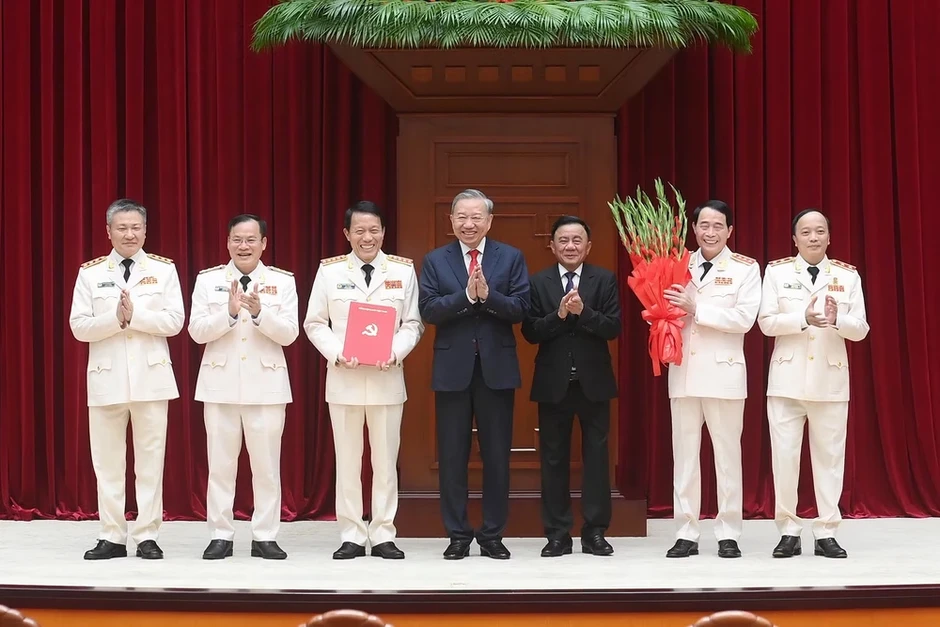 Tổng Bí thư, Chủ tịch nước Tô Lâm trao các quyết định về công tác cán bộ Tổng Bí thư, Chủ tịch nước Tô Lâm trao các quyết định về công tác cán bộ
