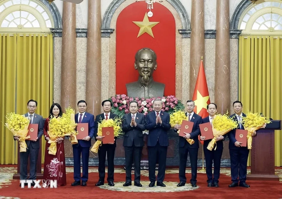 Tổng Bí thư, Chủ tịch nước Tô Lâm trao quyết định bổ nhiệm các thành viên Chính phủ nhiệm kỳ mới Tổng Bí thư, Chủ tịch nước Tô Lâm trao quyết định bổ nhiệm các thành viên Chính phủ nhiệm kỳ mới