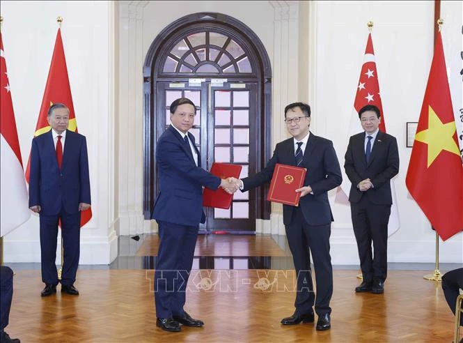 Tổng Bí thư, Chủ tịch nước Tô Lâm và Thủ tướng Singapore chứng kiến lễ trao văn kiện hợp tác giữa hai nước Tổng Bí thư, Chủ tịch nước Tô Lâm và Thủ tướng Singapore chứng kiến lễ trao văn kiện hợp tác giữa hai nước