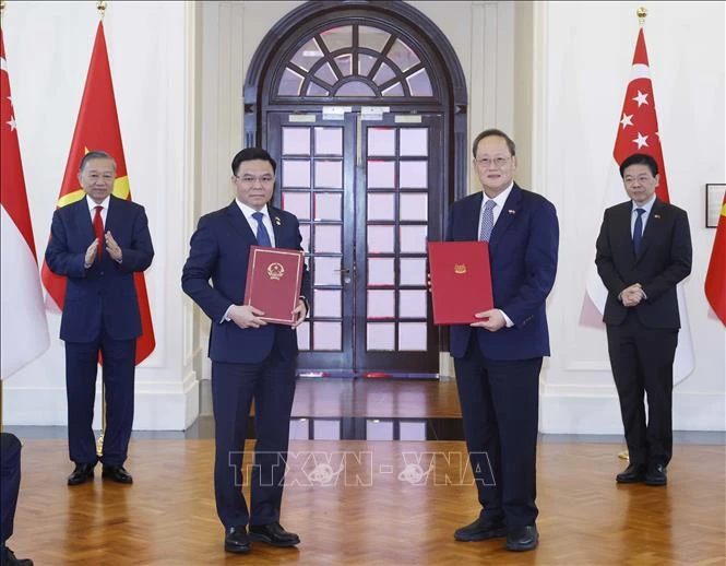 Tổng Bí thư, Chủ tịch nước Tô Lâm và Thủ tướng Singapore chứng kiến lễ trao văn kiện hợp tác giữa hai nước Tổng Bí thư, Chủ tịch nước Tô Lâm và Thủ tướng Singapore chứng kiến lễ trao văn kiện hợp tác giữa hai nước