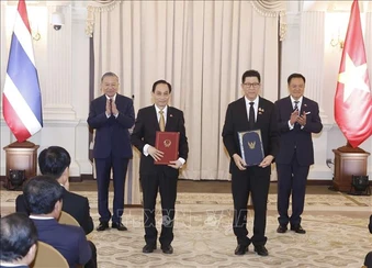 Tổng Bí thư, Chủ tịch nước Tô Lâm và Thủ tướng Thái Lan chứng kiến lễ trao văn kiện hợp tác giữa hai nước