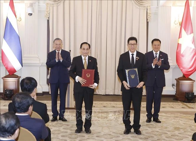 Tổng Bí thư, Chủ tịch nước Tô Lâm và Thủ tướng Thái Lan chứng kiến lễ trao văn kiện hợp tác giữa hai nước Tổng Bí thư, Chủ tịch nước Tô Lâm và Thủ tướng Thái Lan chứng kiến lễ trao văn kiện hợp tác giữa hai nước