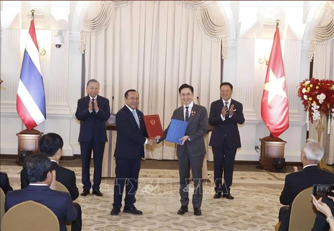 Tổng Bí thư, Chủ tịch nước Tô Lâm và Thủ tướng Thái Lan chứng kiến lễ trao văn kiện hợp tác giữa hai nước Tổng Bí thư, Chủ tịch nước Tô Lâm và Thủ tướng Thái Lan chứng kiến lễ trao văn kiện hợp tác giữa hai nước