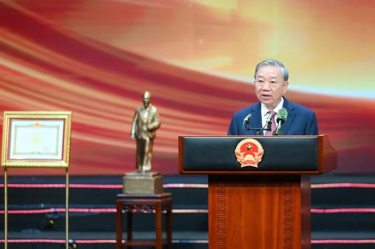 Tổng Bí thư, Chủ tịch nước trao danh hiệu Anh hùng cho Lực lượng Tham mưu Công an nhân dân Tổng Bí thư, Chủ tịch nước trao danh hiệu Anh hùng cho Lực lượng Tham mưu Công an nhân dân