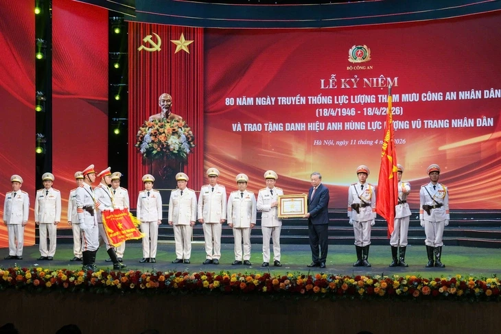 Tổng Bí thư, Chủ tịch nước trao danh hiệu Anh hùng cho Lực lượng Tham mưu Công an nhân dân Tổng Bí thư, Chủ tịch nước trao danh hiệu Anh hùng cho Lực lượng Tham mưu Công an nhân dân