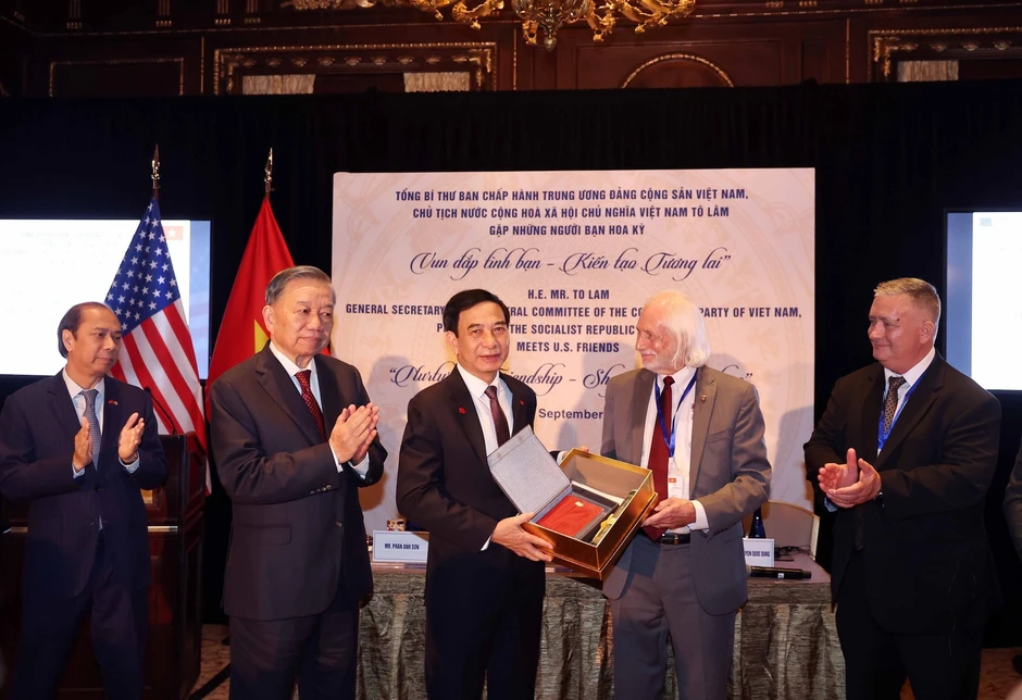 Tổng Bí thư, Chủ tịch nước trao Huân chương hữu nghị tặng những người bạn Mỹ Tổng Bí thư, Chủ tịch nước trao Huân chương hữu nghị tặng những người bạn Mỹ