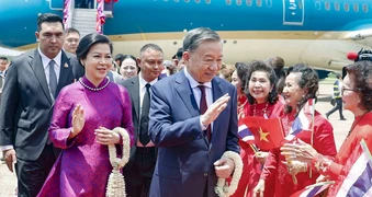 Tổng Bí thư, Chủ tịch nước và phu nhân đến Udon Thani, Thái Lan