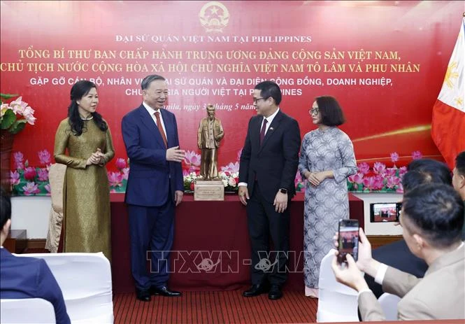 Tổng Bí thư, Chủ tịch nước và Phu nhân gặp gỡ cộng đồng người Việt Nam tại Philippines Tổng Bí thư, Chủ tịch nước và Phu nhân gặp gỡ cộng đồng người Việt Nam tại Philippines