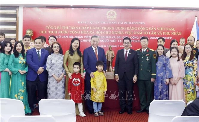 Tổng Bí thư, Chủ tịch nước và Phu nhân gặp gỡ cộng đồng người Việt Nam tại Philippines Tổng Bí thư, Chủ tịch nước và Phu nhân gặp gỡ cộng đồng người Việt Nam tại Philippines